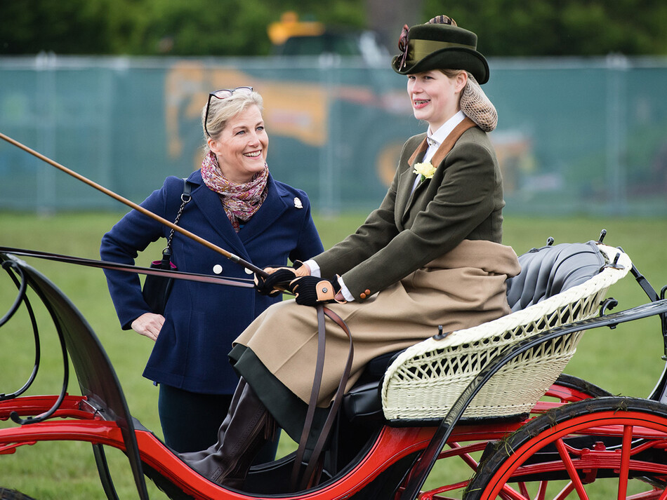 Софи, графиня Уэссекская и леди Луиза Виндзор присутствуют на Королевской Виндзорской выставке лошадей 2019 9 мая 2019 года в Виндзоре, Англия