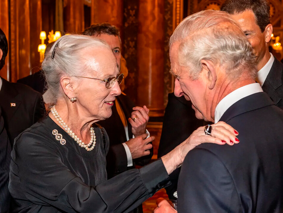 Королева Дании Маргрете II приветствует короля Великобритании Чарльза, Карла III во время приёма в Букингемском дворце перед государственными похоронами королевы Елизаветы II в Вестминстерском Аббатстве 18 сентября 2022 года., Лондон