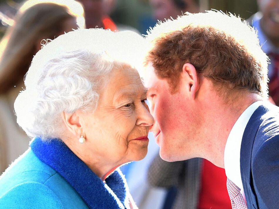 оролева Елизавета II и принц Гарри принимают участие в ежегодной выставке цветов в Челси в Королевском госпитале Челси 18 мая 2015 года в Лондоне, Англия
