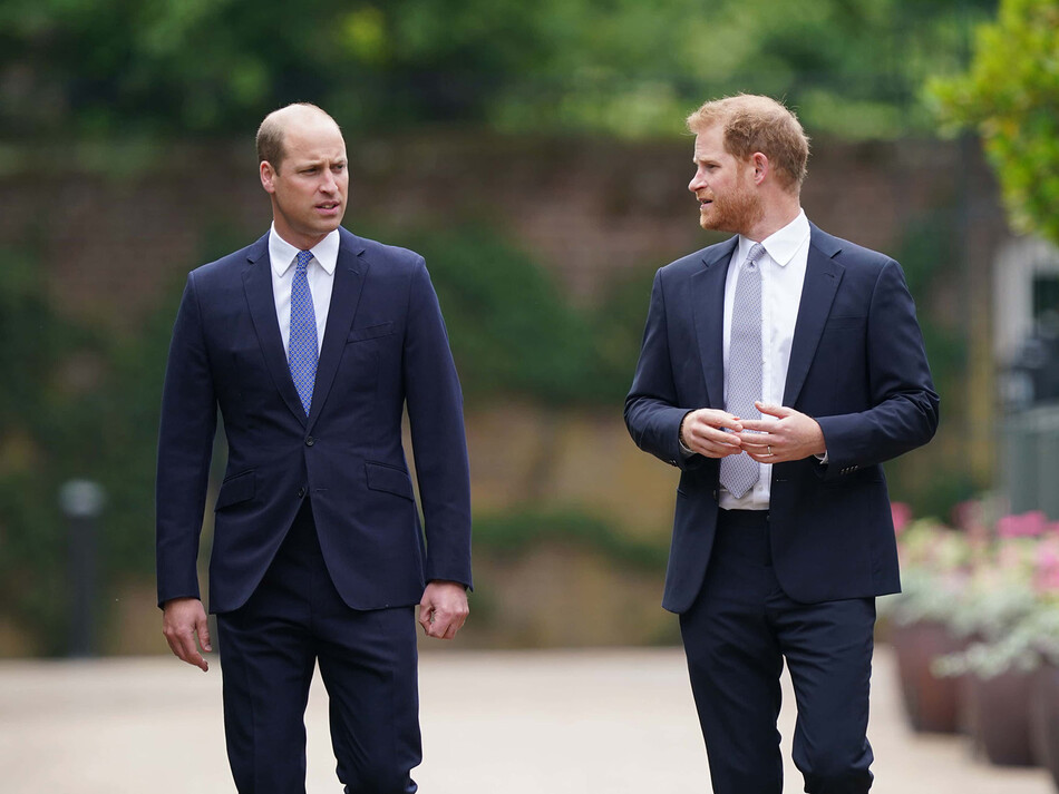 Принц Уильям и принц Гарри прибывают на открытие заказанной ими статуи их матери Дианы, принцессы Уэльской, в Затонувшем саду Кенсингтонского дворца, на 1 июля 2021 года в Лондоне, Англия