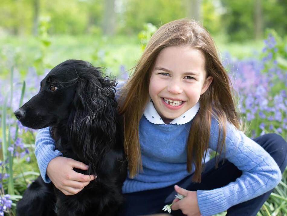 Принцесса Шарлотта позирует с собакой Орлой на свой седьмой день рождения