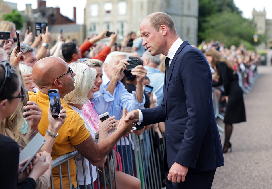 Принц Уильям, принц Уэльский общается с представителями общественности во время долгой прогулки в Виндзорском замке 10 сентября 2022 года в Виндзоре, Англия