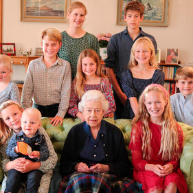 Кейт Миддлтон опубликовала эксклюзивную фотографию королевы Елизаветы II с правнуками в честь её дня рождения