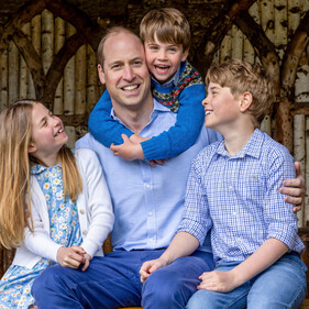 Принц Уильям отметил День отца новой фотографией со своими детьми