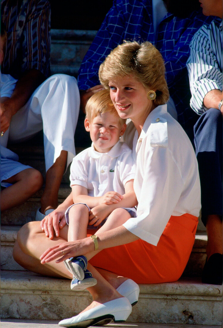 Принцесса Диана сидит на ступеньках дворца Маривент со своим сыном принцем Гарри, 1988