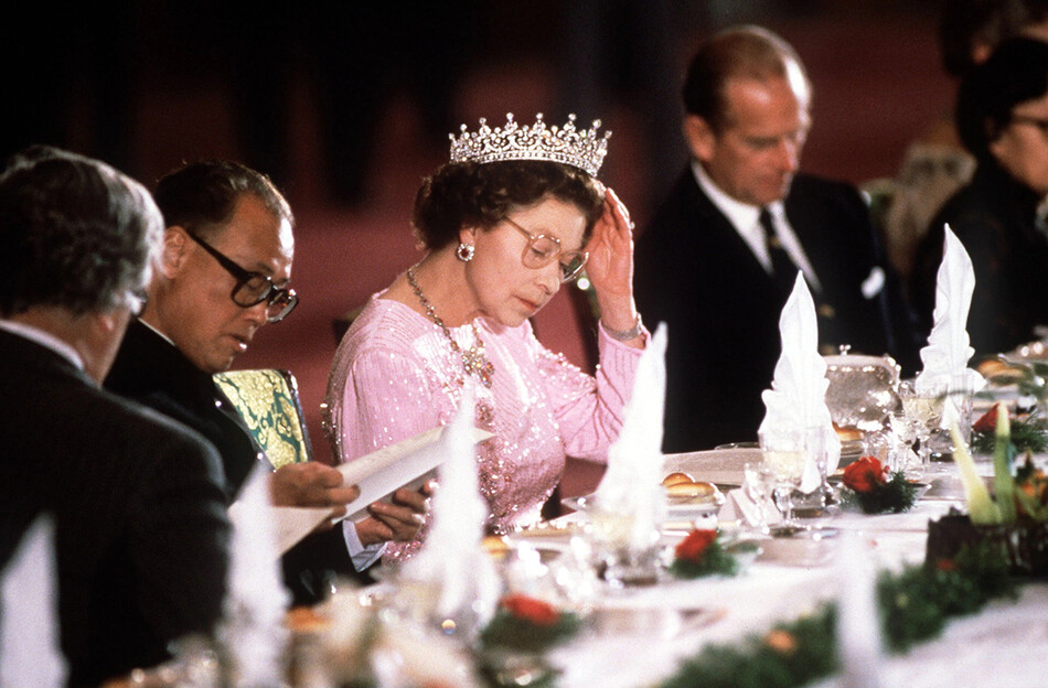 Елизавета II во время приёма пищи