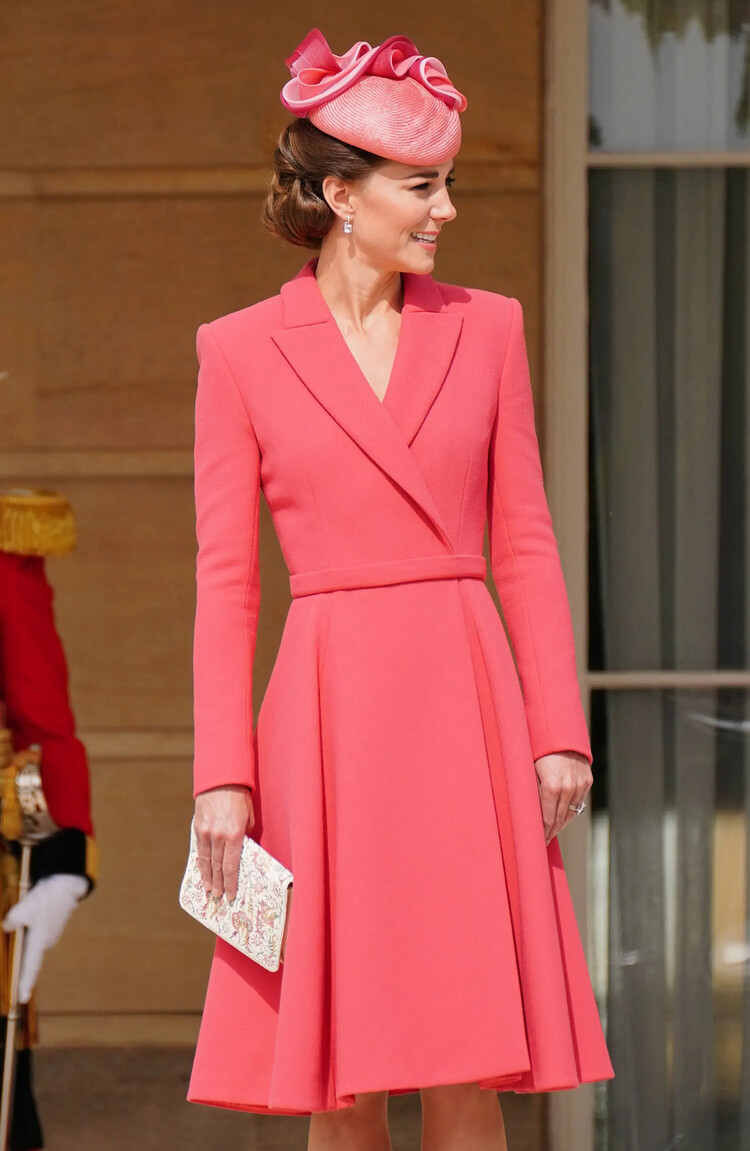 Кэтрин, герцогиня Кембриджская в ярко-коралловом платье во время летней вечеринки в Королевском саду Букингемского дворца в Лондоне 18 мая 2022 года