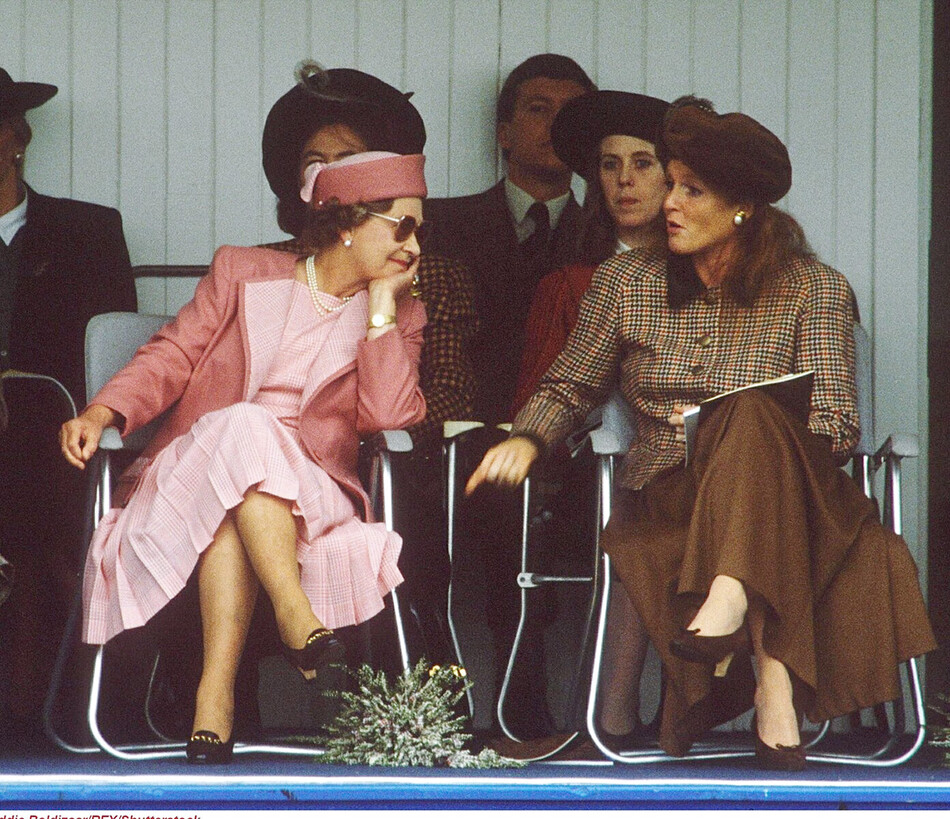 Королева Елизавета II и Сара Фергюсон, герцогиня Йоркская во время ежегодных Горских игр, Брэмар, Шотландия 1990 