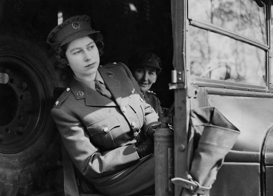 Принцесса Елизавета за рулём военного грузовика во время Второй мировой войны в&nbsp;1945 году