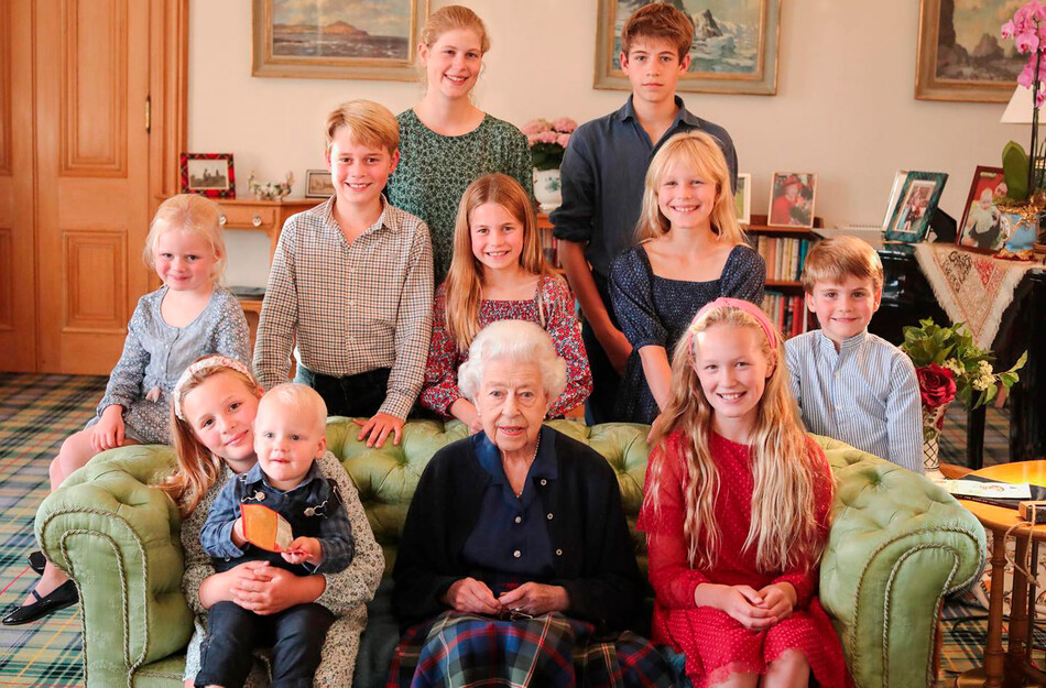 Принц Джордж, принцесса Шарлотта и принц Луи на фото с покойной королевой Елизаветой II вместе с некоторыми другими её внуками и правнуками &mdash; леди Луизой Маунтбэттен-Виндзор, Джеймсом, графом Уэссекским, Линой Тиндалл, Айлой Филлипс, Мией Тиндалл, Лукасом Тиндаллом и Саванной Филлипс. Фотография была сделана принцессой Уэльской в ​​Балморале летом 2022 года и выпущена 21 апреля 2023 года