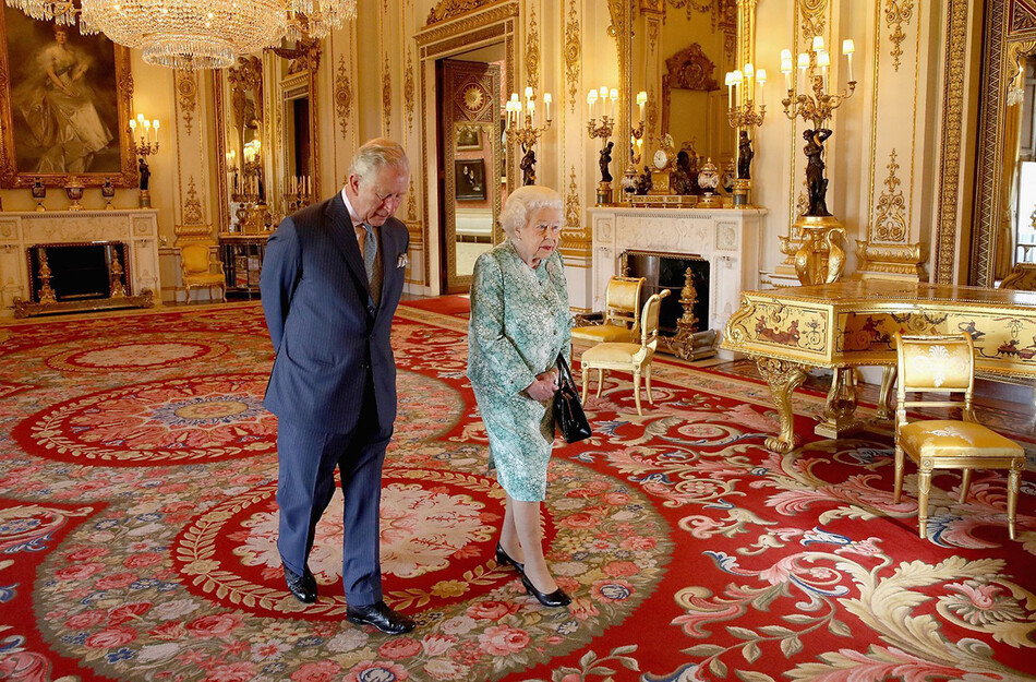 Принц Чарльз и&nbsp;Елизавета II&nbsp;в бальном зале Букингемского дворца