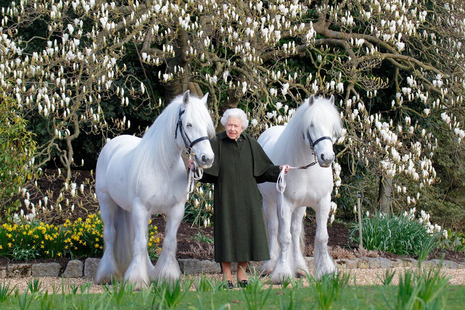Кейт Миддлтон опубликовала эксклюзивную фотографию королевы Елизаветы II с правнуками в честь её дня рождения