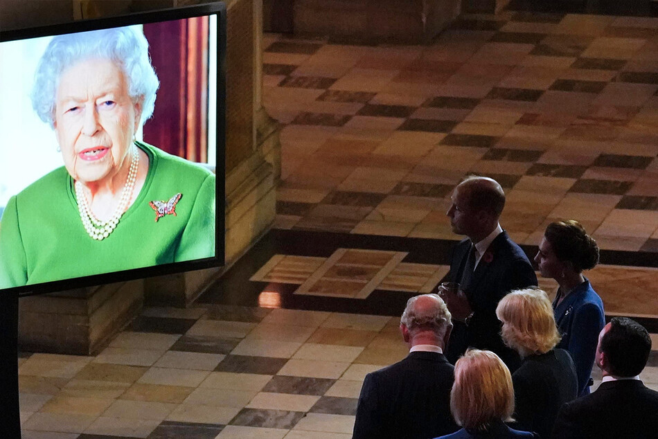 Принц Уильям, герцогиня Кэтрин и другие члены королевской семьи и гости Саммита слушают видеообращение королевы Елизаветы II во время открытия Саммита COP26 в Шотландском кампусе (SEC) 1 ноября 2021 года в Глазго, Великобритания