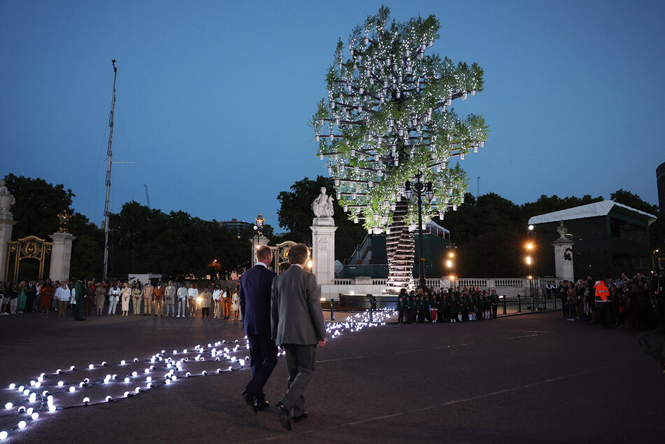 Общий вид &laquo;Дерево деревьев&raquo;, созданного дизайнером Томасом Хизервиком перед зажжением главного маяка в Букингемском дворце 2 июня 2022 года в Лондоне, Англия