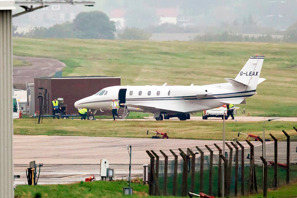Самолет с герцогом Сассекским прибывает в аэропорт Абердина, когда герцог Сассекский едет в замок Балморал после объявления о смерти королевы Елизаветы II, 08 сентября 2022 г.