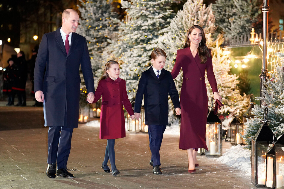 Принц Уильям и Кейт Миддлтон с детьми на рождественском концерте