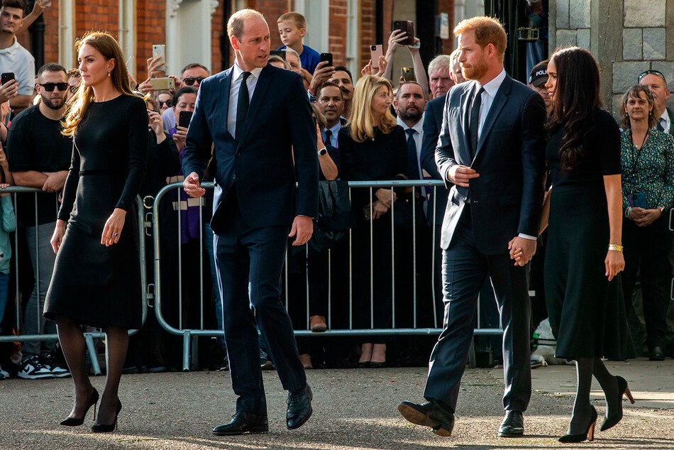 Кейт Миддлтон, принц Уильям и принц Гарри с Меган Маркл на прогулке&nbsp;после смерти королевы Елизаветы II, 2022