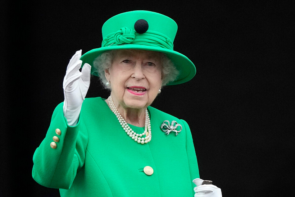 Королева Елизавета II появилась в ярко-зелёном платье на заключительном мероприятии Платинового юбилея