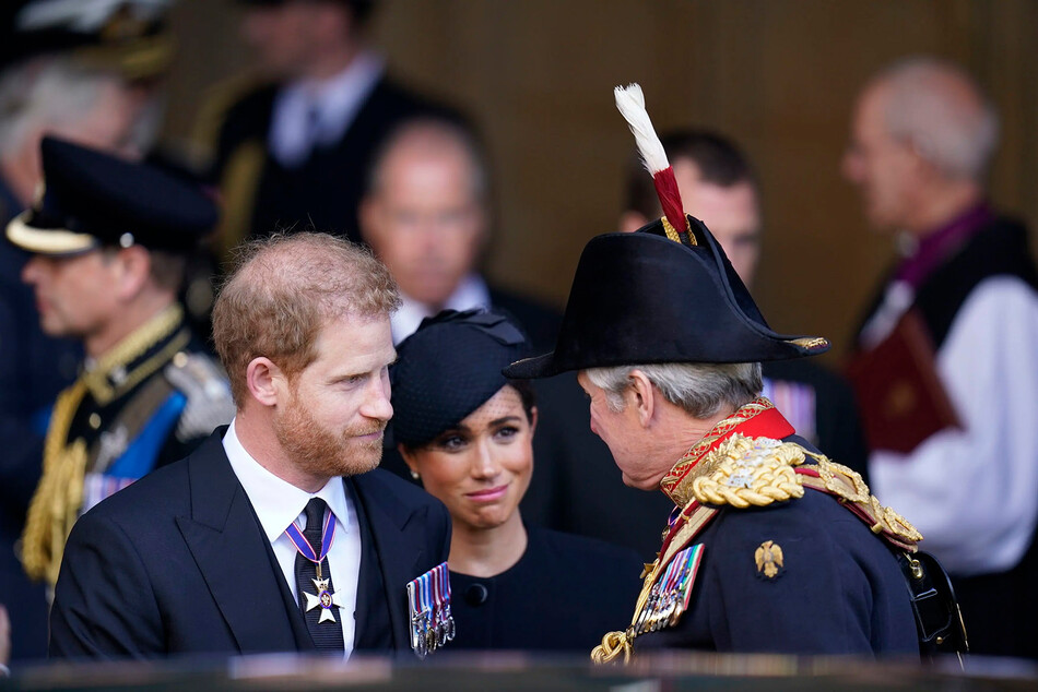 Принц Гарри, герцог Сассекский и Меган, герцогиня Сассекская выходят из Вестминстер-холла 14 сентября 2022 года, Лондон