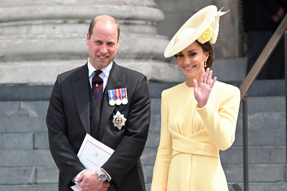Принц Уильям, герцог Кембриджский и Кэтрин, герцогиня Кембриджская выходят из собора Святого Павла в Лондоне после завершения Национальной службы благодарения приуроченной Платиновому юбилею королевы Елизаветы II 3 июня 2022 года в Лондоне, Англия