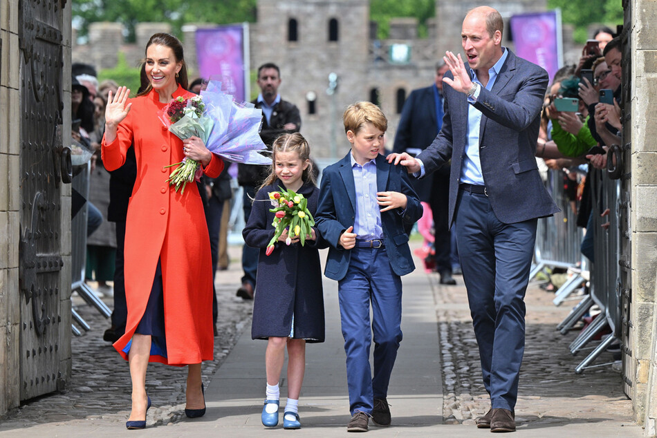 Принц Уильям и Кейт Миддлтон вместе с Джорджем и Шарлоттой приехали в Уэльс