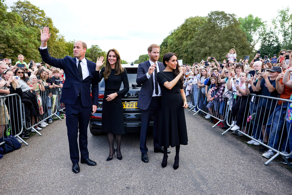 Кэтрин, принцесса Уэльская, принц Уильям, принц Уэльский, принц Гарри, герцог Сассекский, и Меган, герцогиня Сассекская, во время долгой прогулки в Виндзорском замке 10 сентября 2022 года в Виндзоре, Англия