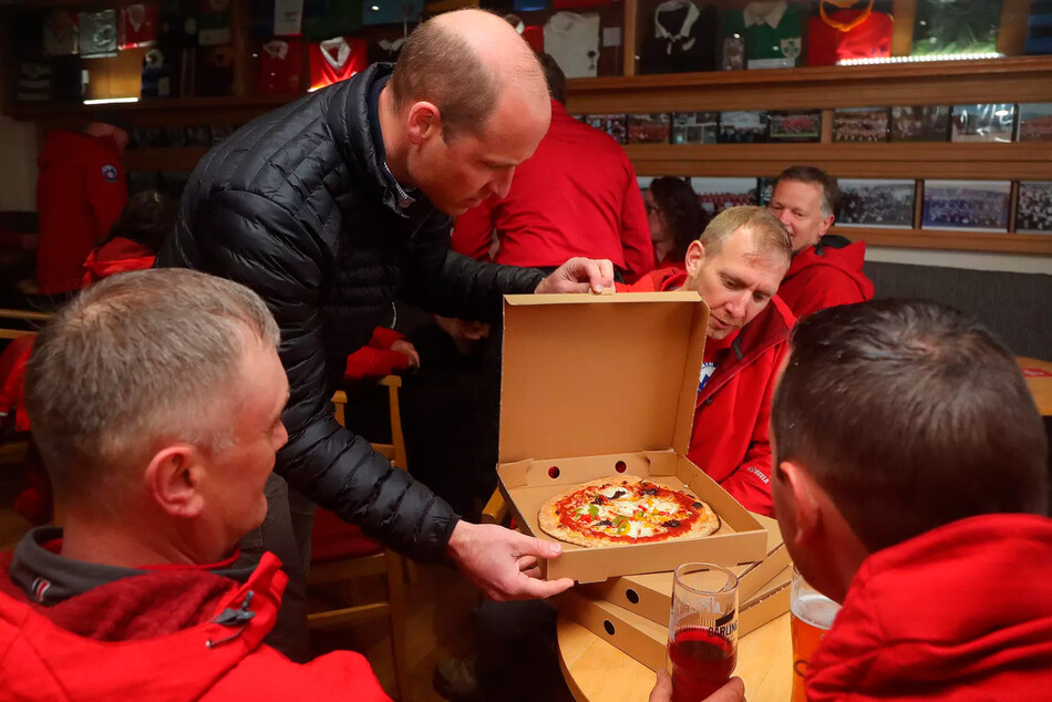 Welsh-become-pizza-delivery-men-03-Mainstyle.jpg