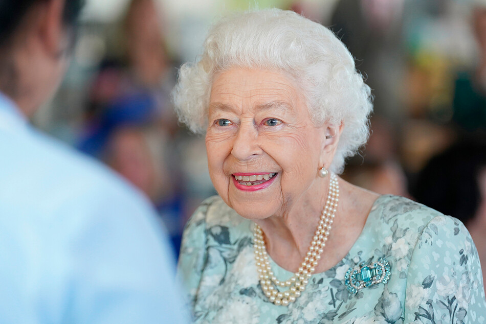 Королева Елизавета II общается с персоналом хосписа во время официального открытия нового здания хосписа Thames в Мейденхеде, графство Беркшир, 15 июля 2022 года