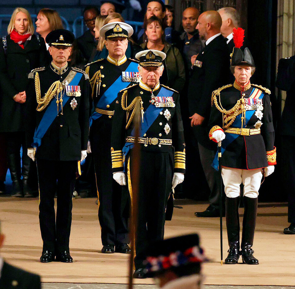 Король Карл III, Анна, королевская принцесса, принц Эндрю, герцог Йоркский и принц Эдвард, граф Уэссекский, прибывают на церемонию бдения у гроба своей матери, королевы Елизаветы II, 16 сентября 2022 года, в Лондоне, Англия