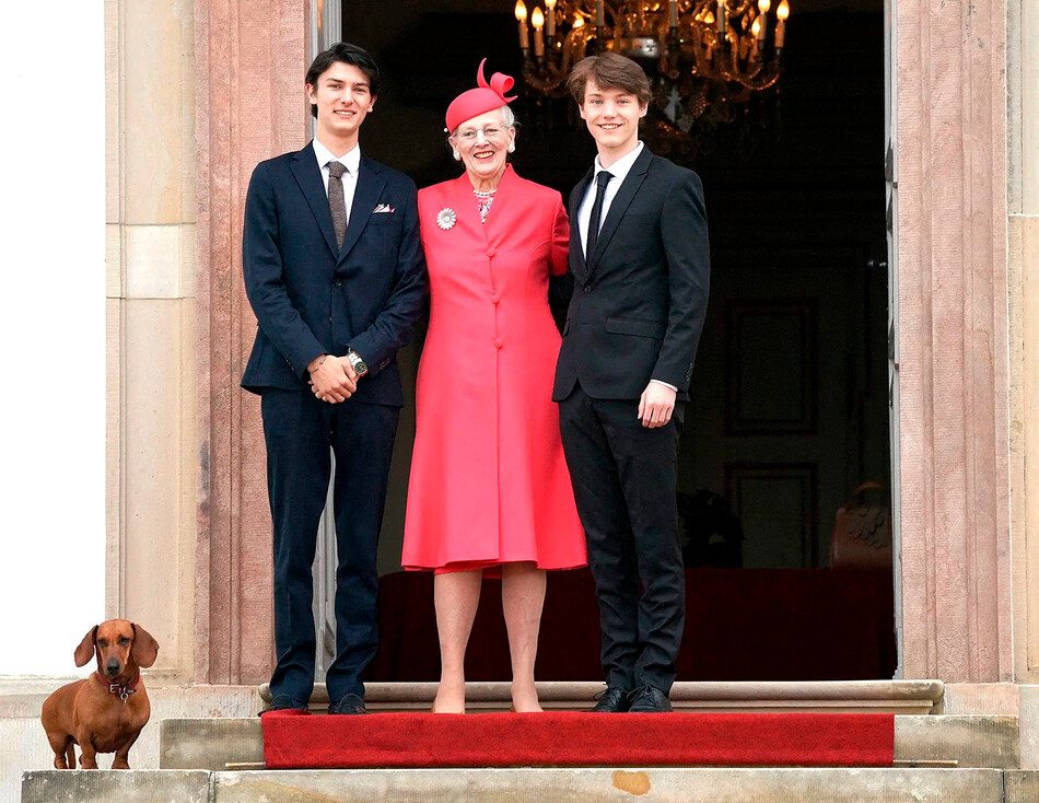 Королева Дании Маргрете II с внуками принцем Дании Николаем и принцем Дании Хенриком 10 сентября 2022 года в Копенгагене, Дания