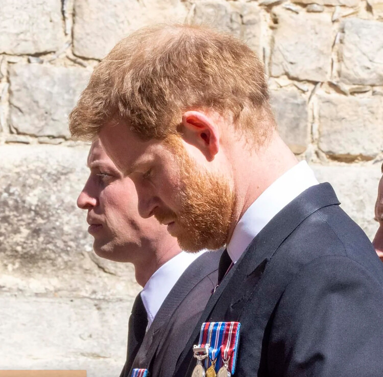 Принц Уильям и принц Гарри во время прощальной церемонии с принцем Филиппом в Виндзорском замке 17 апреля 2021 года в Виндзоре, Англия