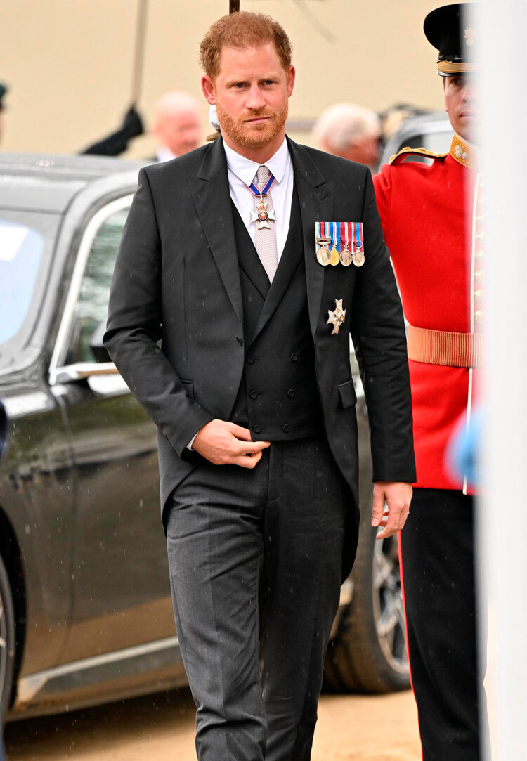 Принц Гарри прибыл в Лондон на коронацию Карла III коммерческим рейсом