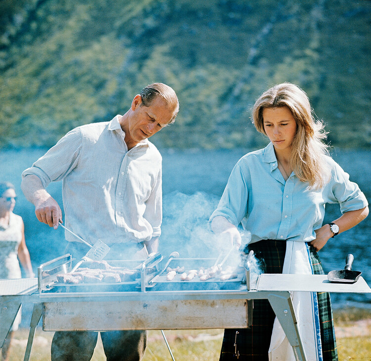 Принц Филипп и принцесса Анна готовят барбекю