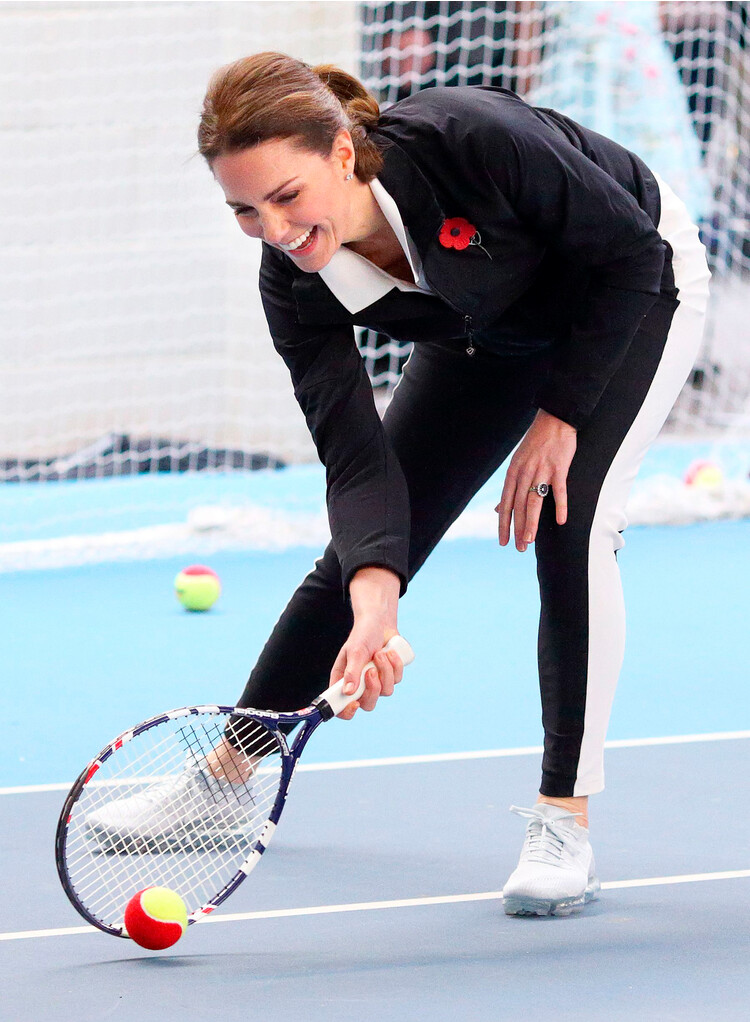 Кэтрин, герцогиня Кембриджская играет в теннис во время визита в Ассоциацию лаун-тенниса в Национальном теннисном центре 31 октября 2017 г. в Лондон, Англия