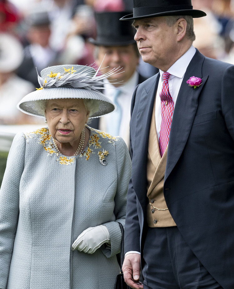 Королева Елизавета II и принц Эндрю, герцог Йоркский, посещают третий день Ladies Day Королевского Эскота на ипподроме Аскот 20 июня 2019 года в Аскоте, Англия