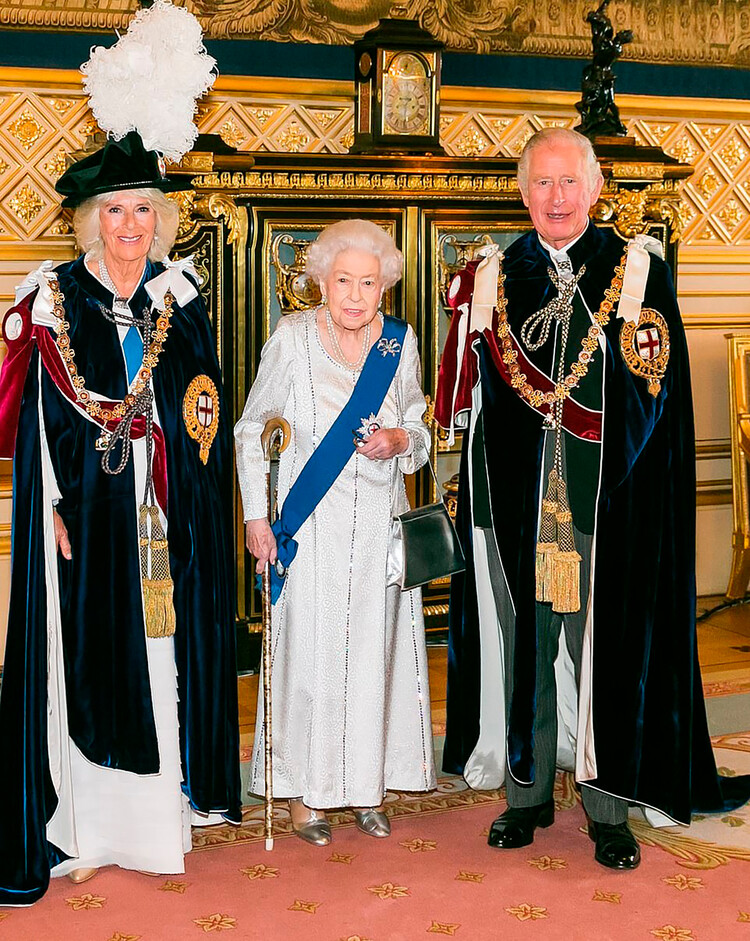 Королева Елизавета II с принцем Чарльзом и Камиллой Паркер-Боулз в Виндзорском замке во время празднования Ордена Подвязки 13 июня 2022 года в Виндзоре, Англия