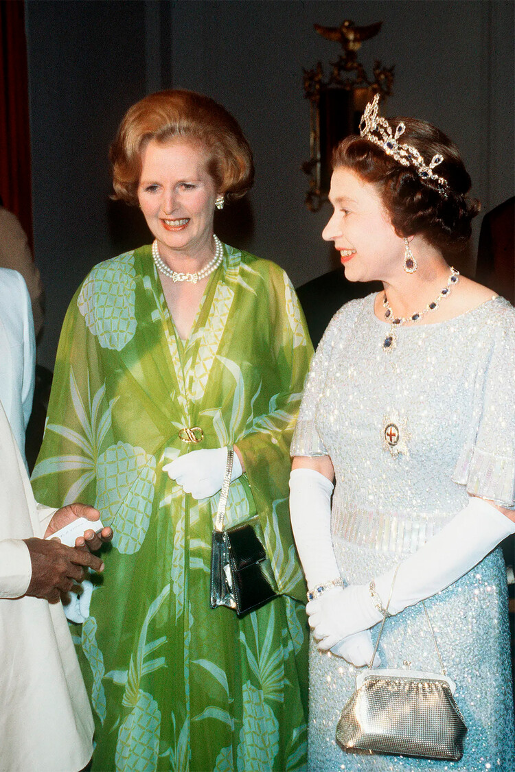 Королева Елизавета II и Маргарет Тэтчер посещают Замбию на конференции Содружества в 1979 году в Лусаке, Замбия