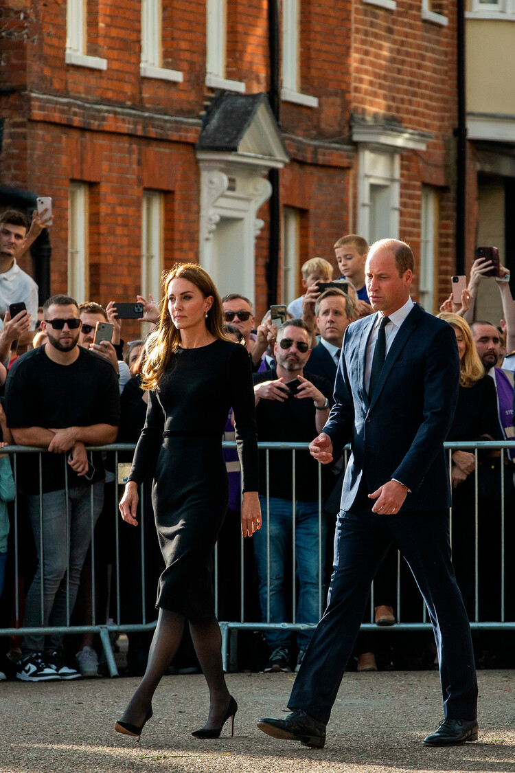 Кейт Миддлтон и принц Уильям на прогулке&nbsp;после смерти королевы Елизаветы II, 2022