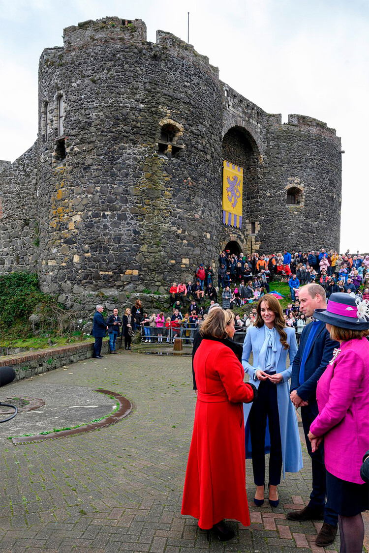 Уильям, принц Уэльский и Кэтрин, принцесса Уэльская во время прогулки возле замка Каррикфергус в Каррикфергусе, 6 октября 2022 года, Северная Ирландия