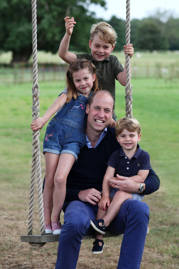 Герцог Кембриджский вместе с детьми принцем Джорджем, принцессой Шарлоттой и принцем Луи, во время Дня отца в Кенсингтонском дворце, фотограф Кейт Миддлтон, 2020