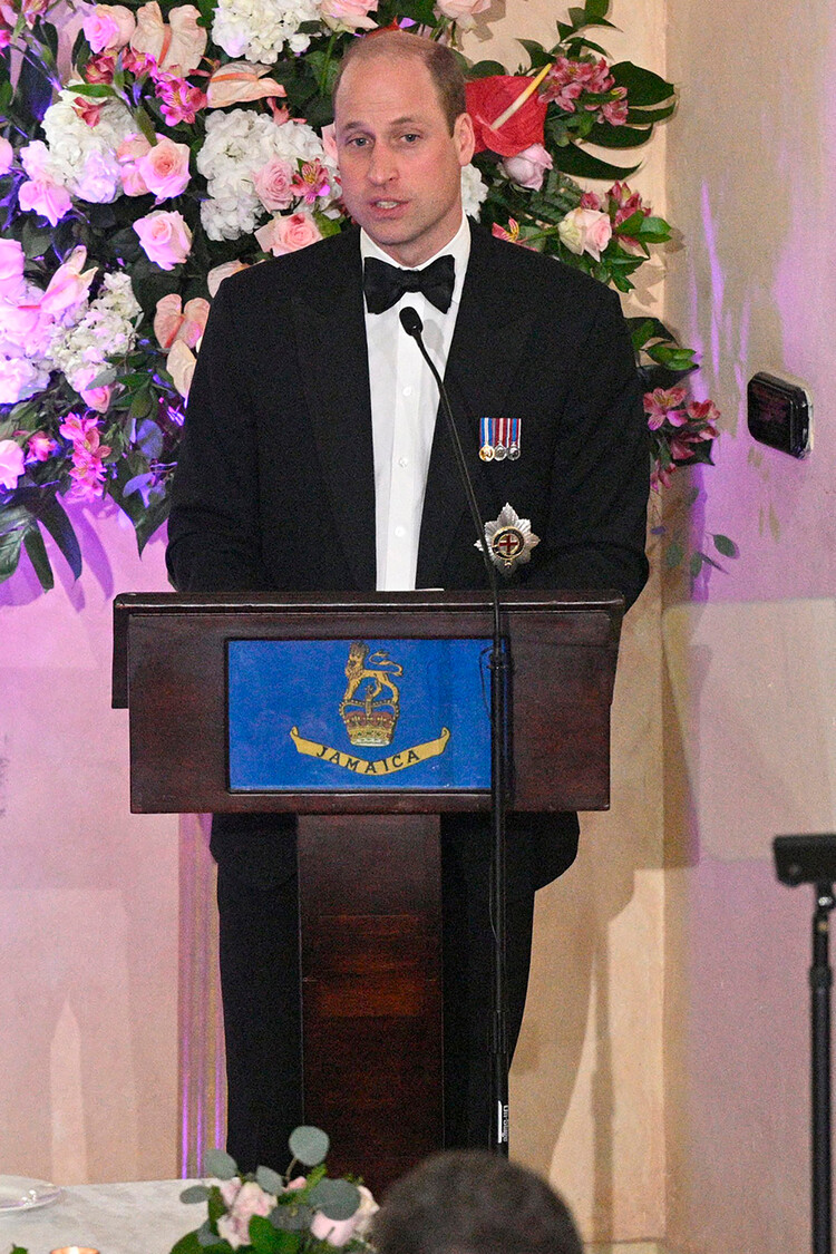 Принц Уильям, герцог Кембриджский, выступает на сцене во время ужина, устроенного генерал-губернатором Ямайки в Королевском доме 23 марта 2022 года в Кингстоне, Ямайка