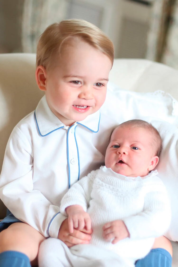 Возвращение принцессы Шарлотты и принца Джорджа в Великобританию