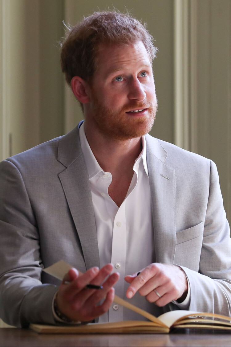Гарри, герцог Сассекский расписывается в книге посещений во время помолвки в доме Эдес в Чичестере, Западный Сассекс, южная Англия, 3 октября 2018 года