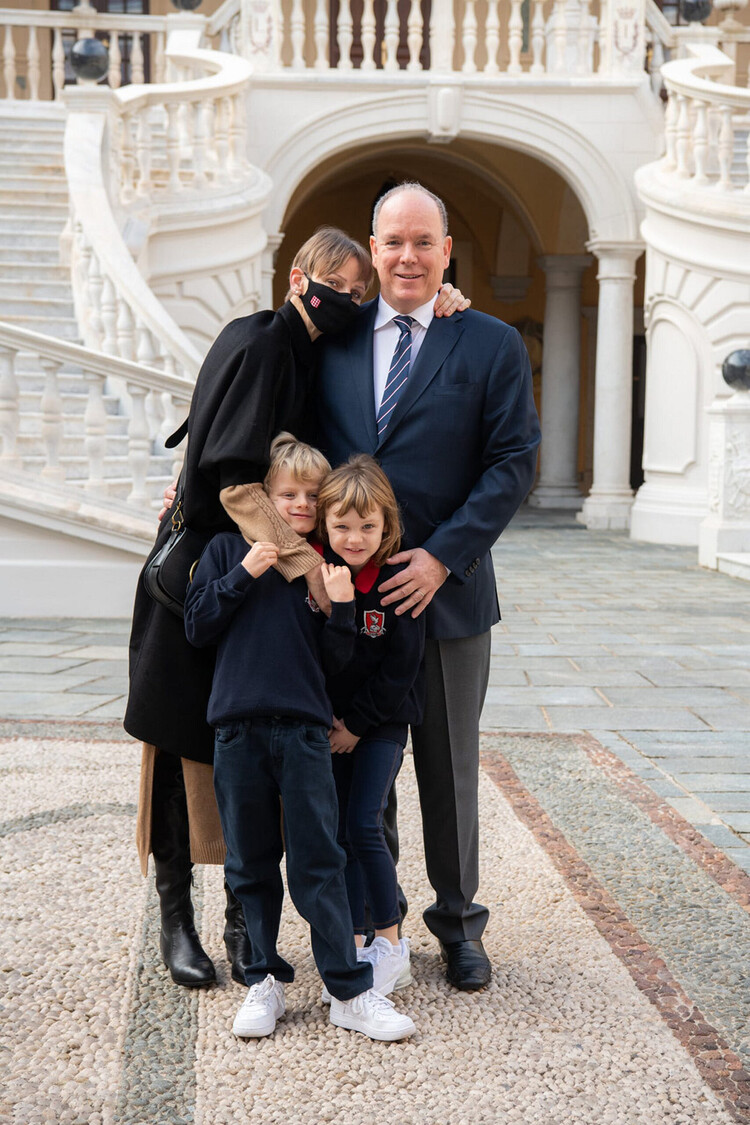 Княгиня Шарлен и князь Альбер II с детьми Жаком и Габриэллой, 2021