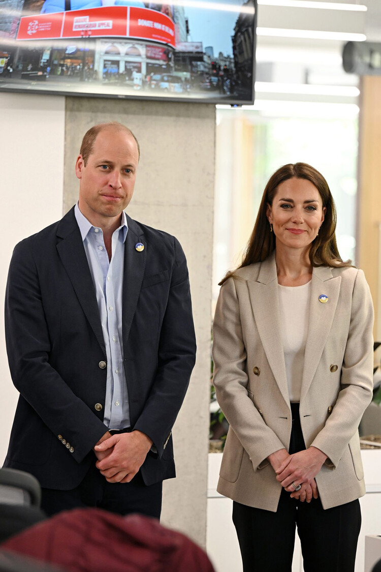 Принц Уильям, герцог Кембриджский, и Кэтрин, герцогиня Кембриджская во время визита в лондонскую штаб-квартиру Комитета по чрезвычайным ситуациям (DEC) 21 апреля 2022 года в Лондоне, Англия