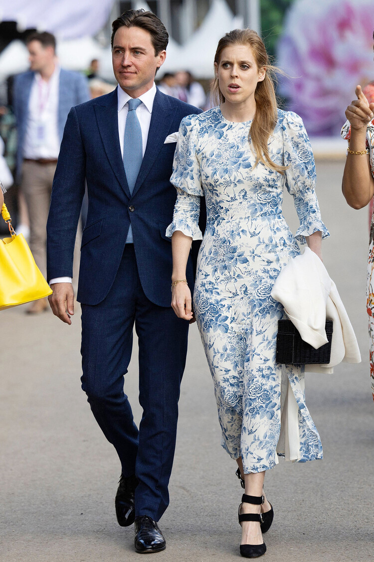 Принцесса Беатрис с мужем Эдоардо Мапелли-Моцци прибывают на выставку цветов RHS Chelsea 2022 в Челси 23 мая 2022 года в Лондоне