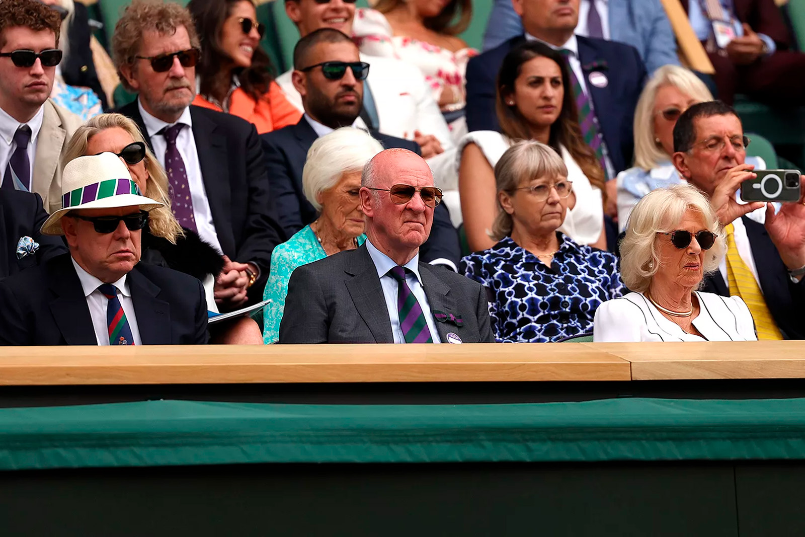 Принц Монако Альберт и королева Камилла сидят в королевской ложе в десятый день Уимблдонского чемпионата 2023 года