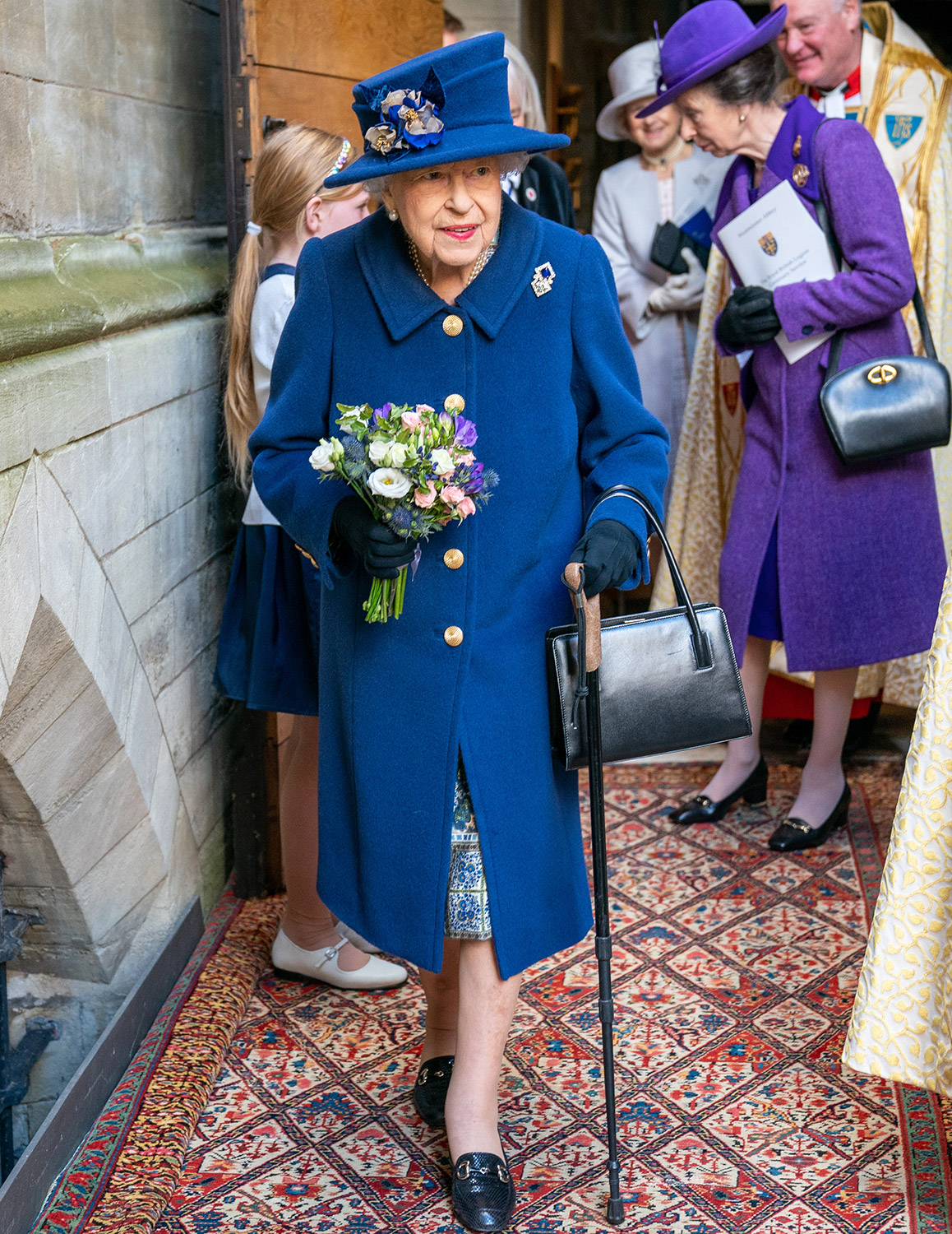 Елизавета II появилась на публике с тростью