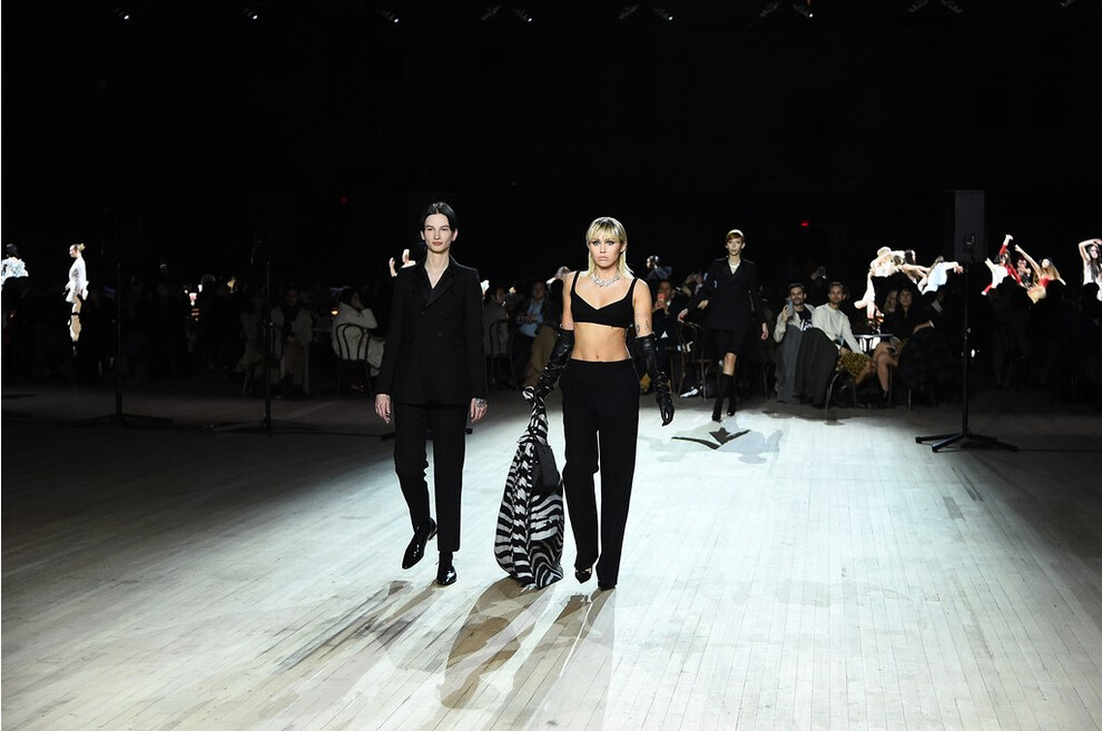 Майли Сайрус вышла на подиум показа Marc Jacobs осень &mdash; зима 2020