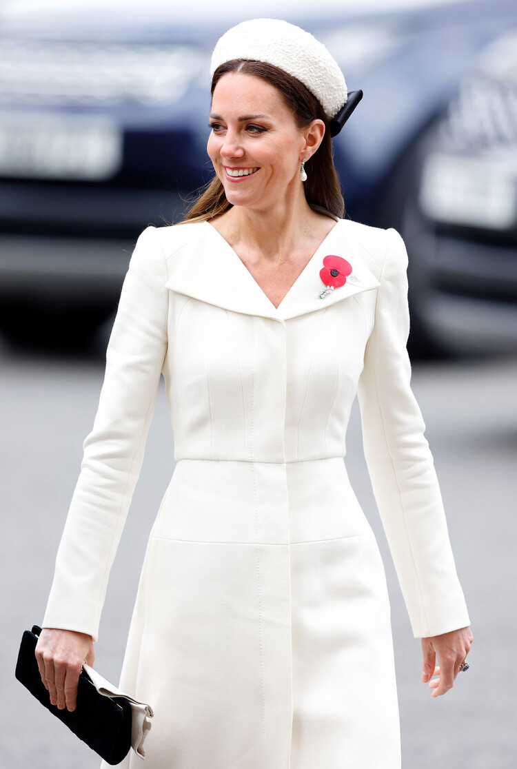 Кэтрин, герцогиня Кембриджская во время проведения торжественной службы АНЗАК в Вестминстерском аббатстве 25 апреля 2022 года в Лондоне, Англия